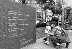 當起初他們（德國納粹黨）搜捕共產黨員時，