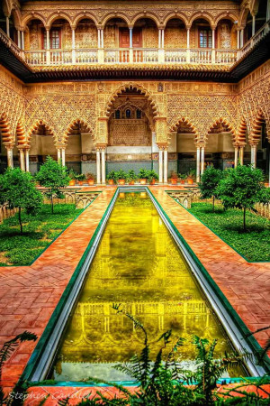 Reflections In The Alcazar, Seville, Spain UNA BELLEZA INCOMPARABLE.