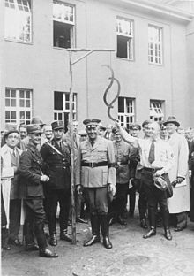 Hanns Kerrl (center) (1933)