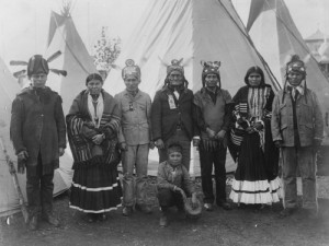 Geronimo (center, standing) at the St. Louis World’s Fair in 1904 ...