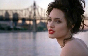 GIA, filme que traz Angelina Jolie nua e em cenas lésbicas