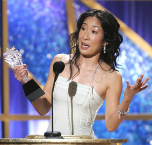 Sandra Oh of the film 'Sideways' accepts the award for best acting ...