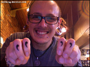 Maandagmorgenhumor: air quotes tattoo