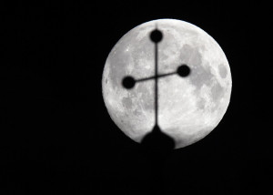 The Most Surreal Photo Of The Super Moon Was Taken In Brooklyn