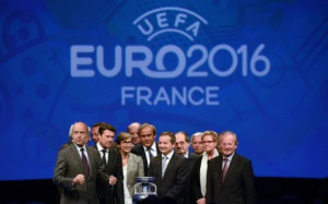 Le 26 juin 2013, Alain Juppé et Michel Platini, heureux, dévoilent ...