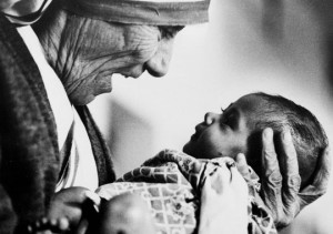 Mother Teresa cradles an armless baby girl at her order's orphanage in ...