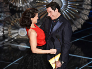 John Travolta Gropes Scarlett Johansson, Fails at the Oscars AGAIN!