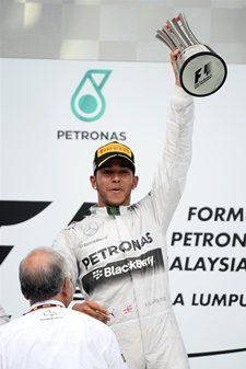 Lewis Hamilton (GBR) Mercedes AMG F1 receives his trophy from YAB Dato ...