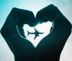 Mains formant un coeur avec avion