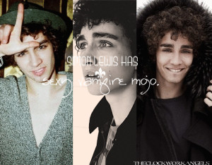 theclockworkangels:Simon Lewis has sexy vampire mojo.