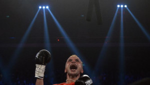 Thailand's Amnat Ruenroeng celebrates beating China's Zou Shiming ...
