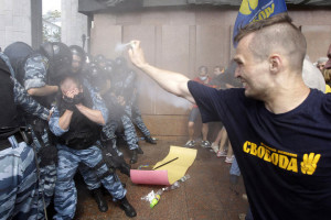 乌克兰示威者朝警方喷射催泪瓦斯
