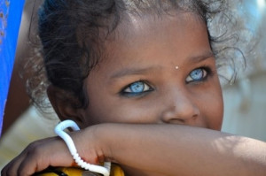 Petite fille noire aux yeux bleus.