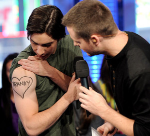 Justin Long Left Shows Mtvs Damien Fahey His Makeshift Tattoo