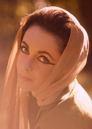 Elizabeth Taylor in soft dusty pink head scarf. #hijab Eyeliner, Cat ...