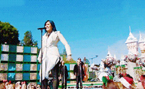 Demi Lovato Performs Let It Go At The Disney Parade & Our Mouths Are ...