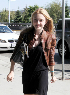 Related Pictures dakota fanning at the premiere of the runaways ...