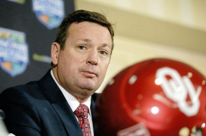 Oklahoma Coach Bob Stoops speaks during a news conference about their ...