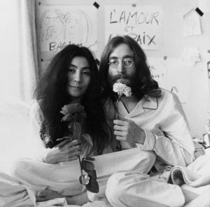 Yoko Ono publica documentário “Bed Peace”, feito com John Lennon
