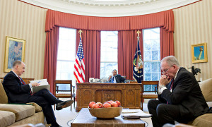 Le président Obama dans le Bureau ovale avec Thomas E. Donilon, à ...