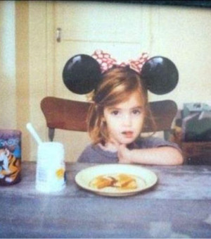 La jeune Emma Watson avec des oreilles de Mickey sur la tête