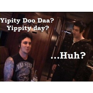 Related Pictures synyster gates and zacky vengeance kissing pictures