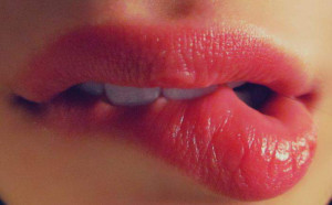 такие губы поцелуя просят! 