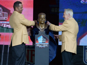... Bills head coach Marv Levy unveil Reed’s bust (Credit: USA Today