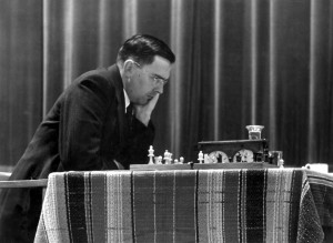 Schaker Max Euwe achter zijn schaakbord