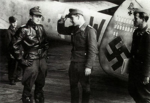 Drewes (esq) com a equipe de solo junto ao seu Messerschmitt Me 110 ...