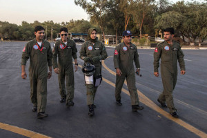 Ayesha Farooq (26), pilot pesawat tempur perempuan Pakistan berpose di ...