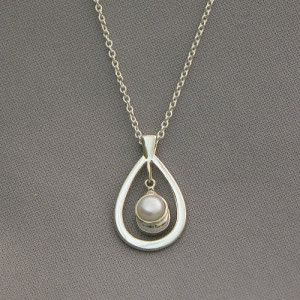 Single Pearl Pendant Necklace Single pearl pendant necklace