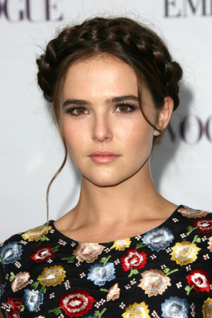 Zoey Deutch Hairstyle, Makeup, Dresses, Shoes and Perfume