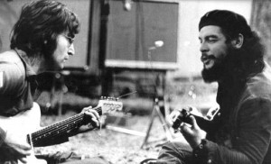 Fotomontaggio: John Lennon ed Ernesto Guevara suonano la chitarra ...