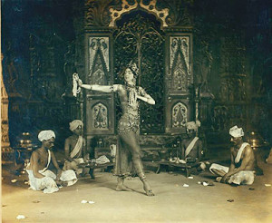Ruth St. Denis with native Hindus in Radha.