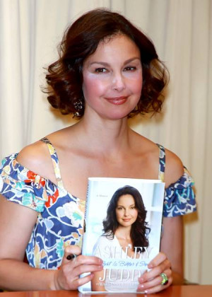 ashley-judd-makeup-malfunction-promoting-book-all-things-bitter-and