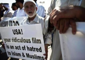 Film ini memicu protes besar-besaran dari umat muslim seluruh dunia