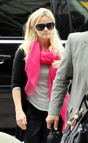 reese-witherspoon-and-love-quotes-linen-eyelash-scarf-gallery.jpg