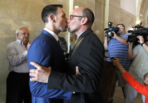 Federal judge overturns Wisconsin's gay marriage ban - JSOnline