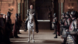 utrinkih iz preteklosti se vrača Tywin Lannister