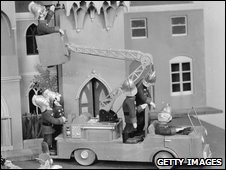 OK, Gooners, everybody out!