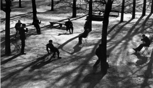 André Kertész: After school in the Tuileries , Paris 1928