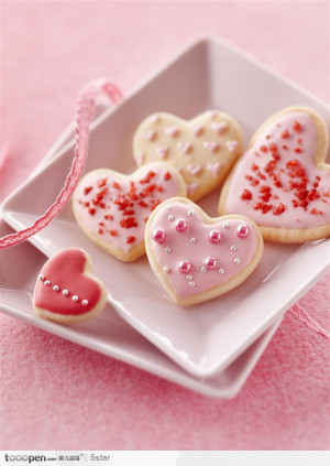 盘中的心形糕点(jpg)