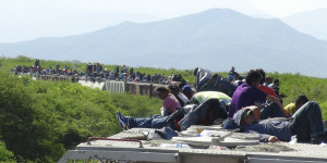 mexican-cargo-train-carrying-1300-migrants-to-the-us-derails.jpg
