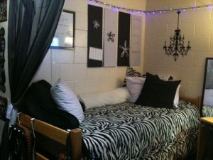 Cute dorm room decor. Love the lights and wall decal
