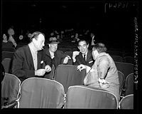 ... Wald (di spalle) con John Wayne , Maurice Chevalier ed Anthony Quinn