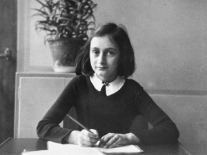 Onderstaande foto toont Anne Frank op een moment, denk ik, dat ze het ...