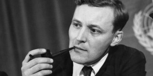 15 Pictures Of Tony Benn Smoking A Pipe And Looking Cool (PICTURES)
