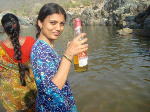 FUNNY INDIAN HOUSEWIFE PICTURE - NEW AGE HOUSEWIFE DRINKING BEER