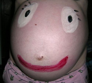 Funny drawings on pregnant women’s bellies (22 pics)